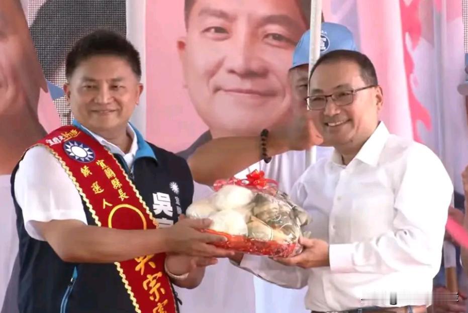 蓝营内部关系依然微妙，侯友宜郑丽文同场助选全程无互动不同框蓝营宜兰候选人吴宗