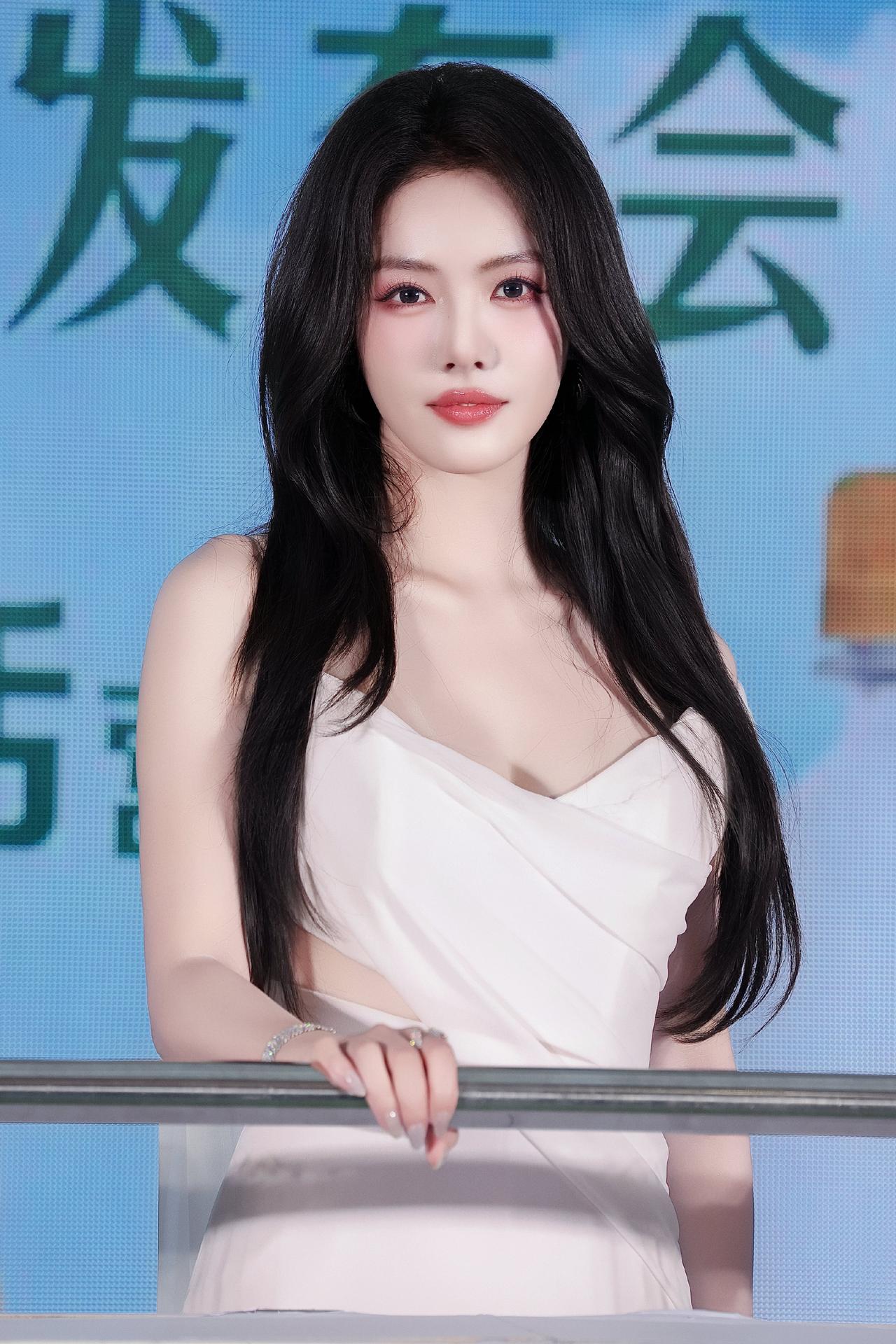 白色修身礼裙加身的蔡文静太绝了！利落剪裁勾勒出凹凸有致的玲珑曲线，露肩与镂空