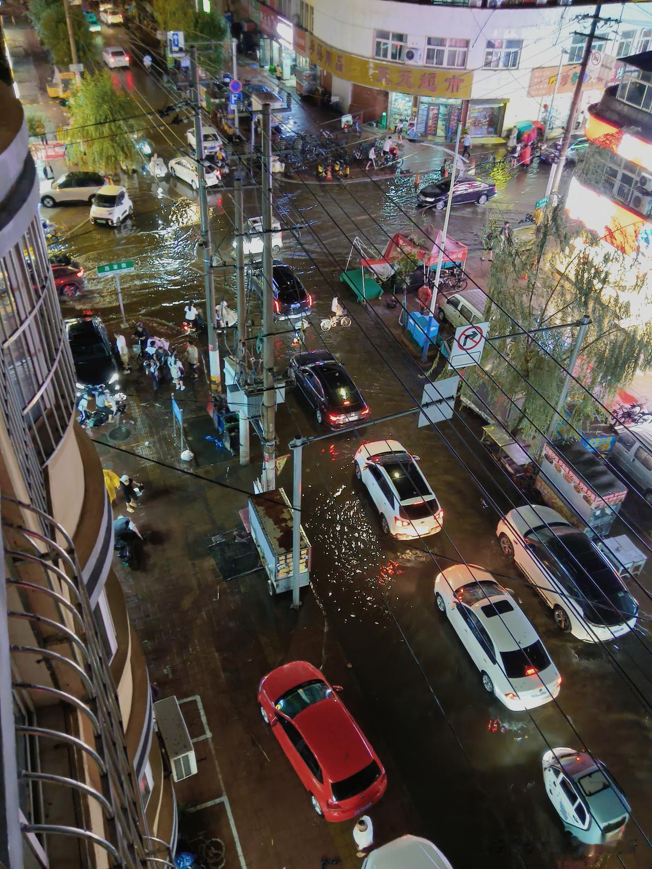 下大雨，谁来接你？昨天大雨突至，许多老师和孩子困到学校。孩子们在教室等着爸妈