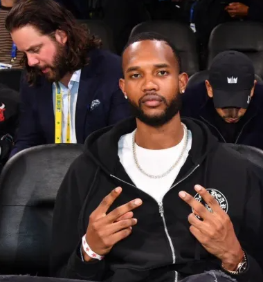 NBA季后赛，记者JonKrawczynski发推，点评了骑士球员埃文-莫布利