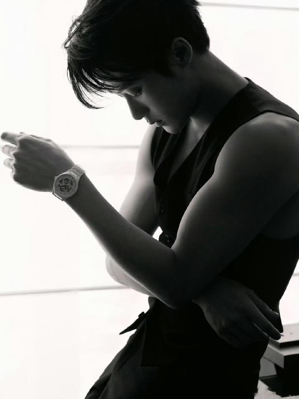 檀健次干净白皙皮肤肌肉线条摄影师曝檀健次拍摄几乎一条过