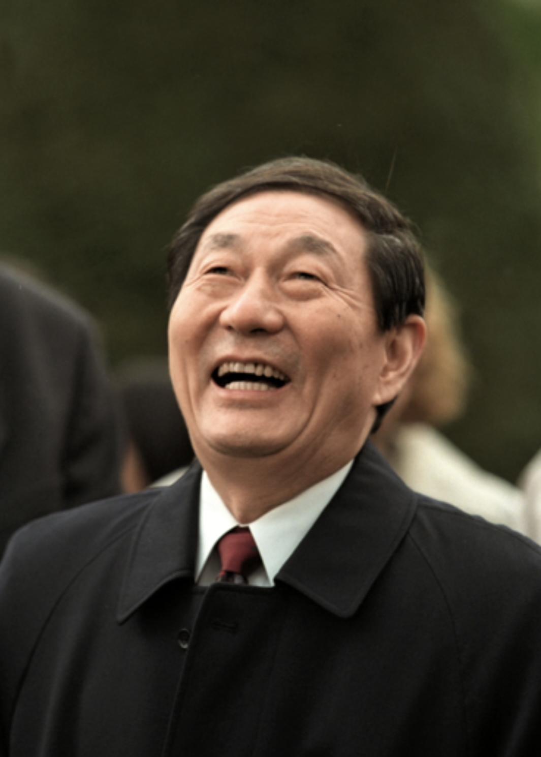 追忆朱镕基总理：那个为我们扛住时代的硬汉昨天，听到朱镕基总理离世的消息，心里猛