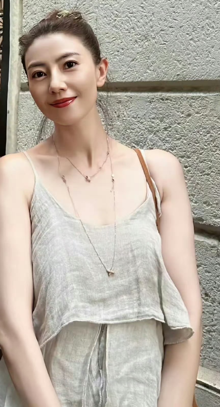 高圆圆这么穿一看就不是什么好人，女神46岁也能穿出20岁初恋的感觉，恍恍惚惚十四