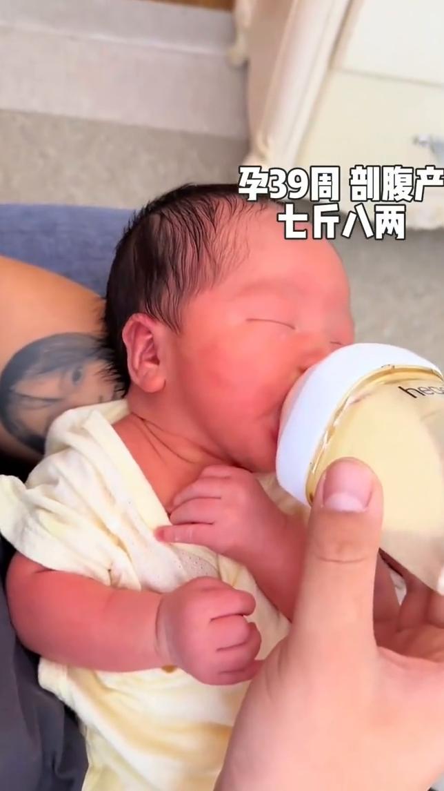 孕39周部腹产，七斤八两，人类幼崽第一口奶。我觉得它好可爱。