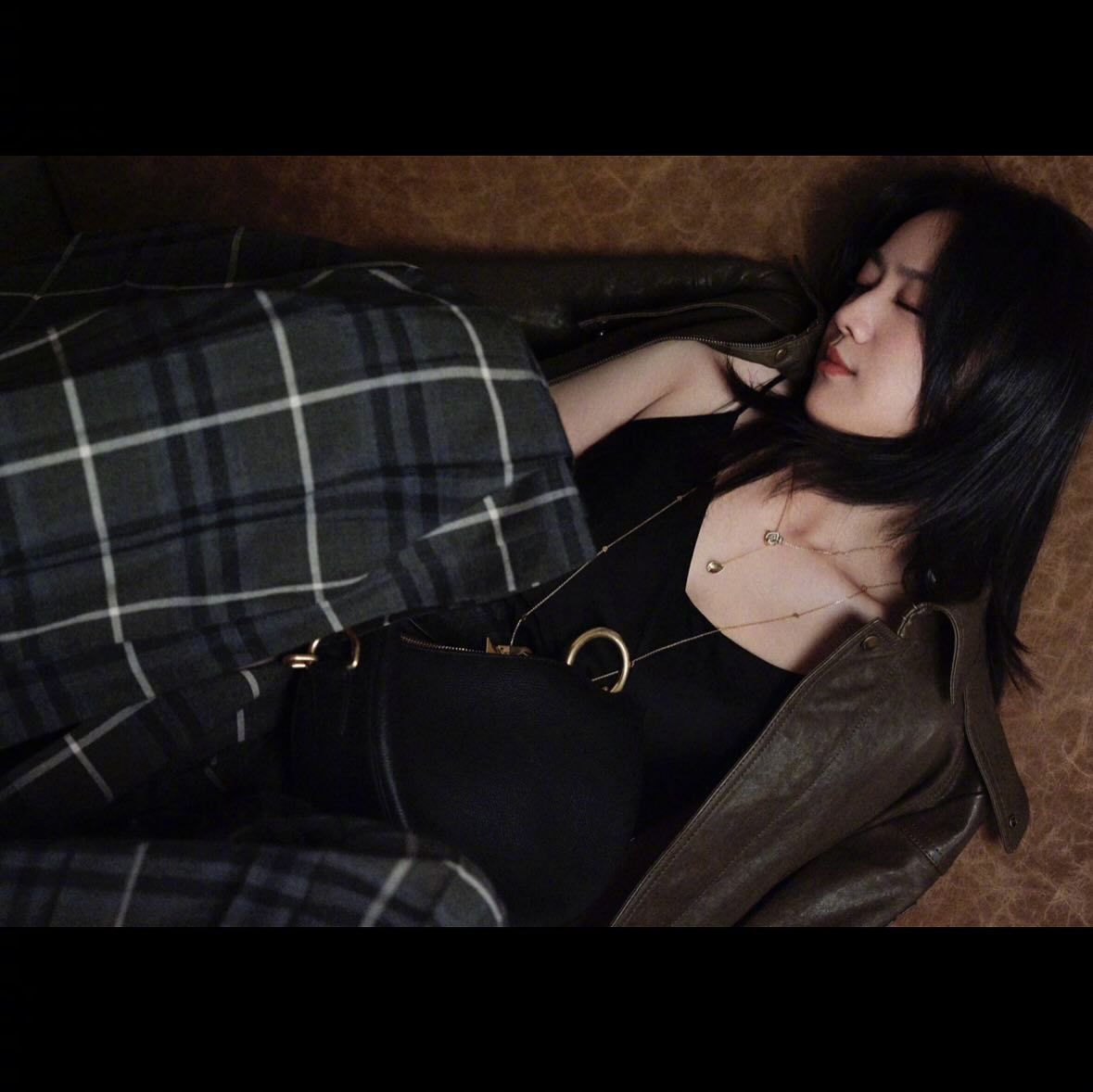 汤唯BURBERRY暗黑风，随性时髦，松弛美丽。汤唯