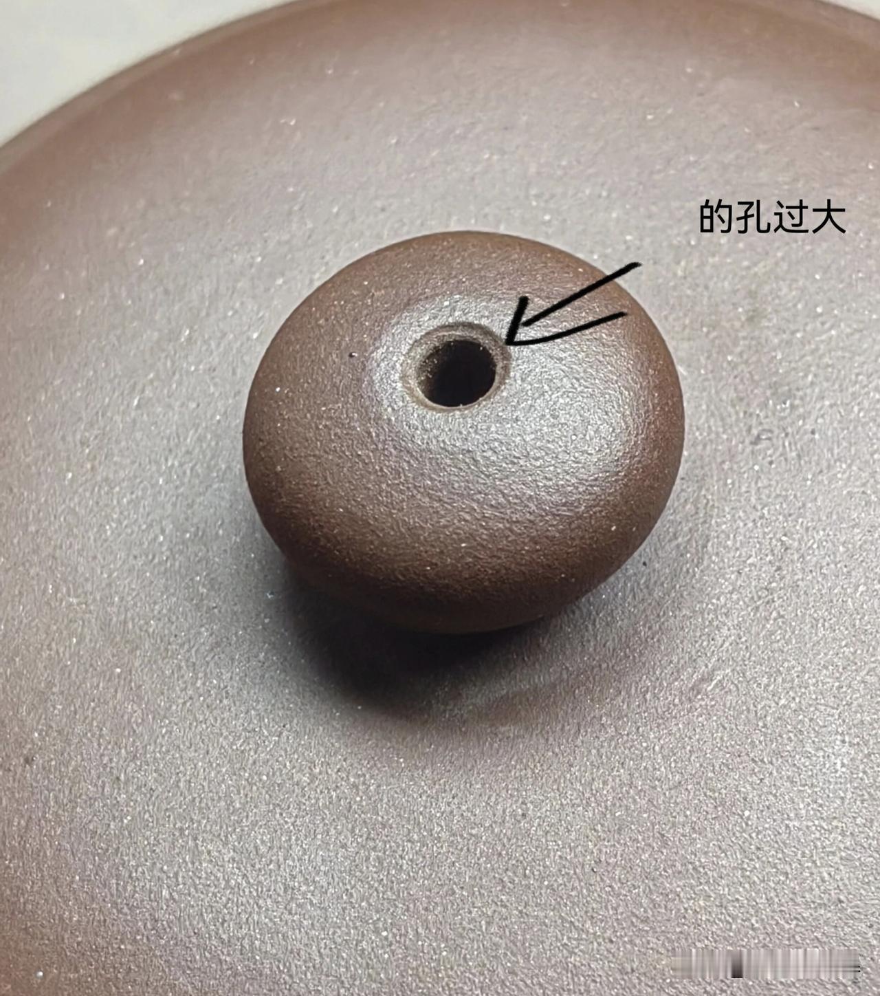 紫砂壶出水像滴香油？别急着捅壶嘴，先看壶钮这个小孔前几天，一位壶友私信我，说他