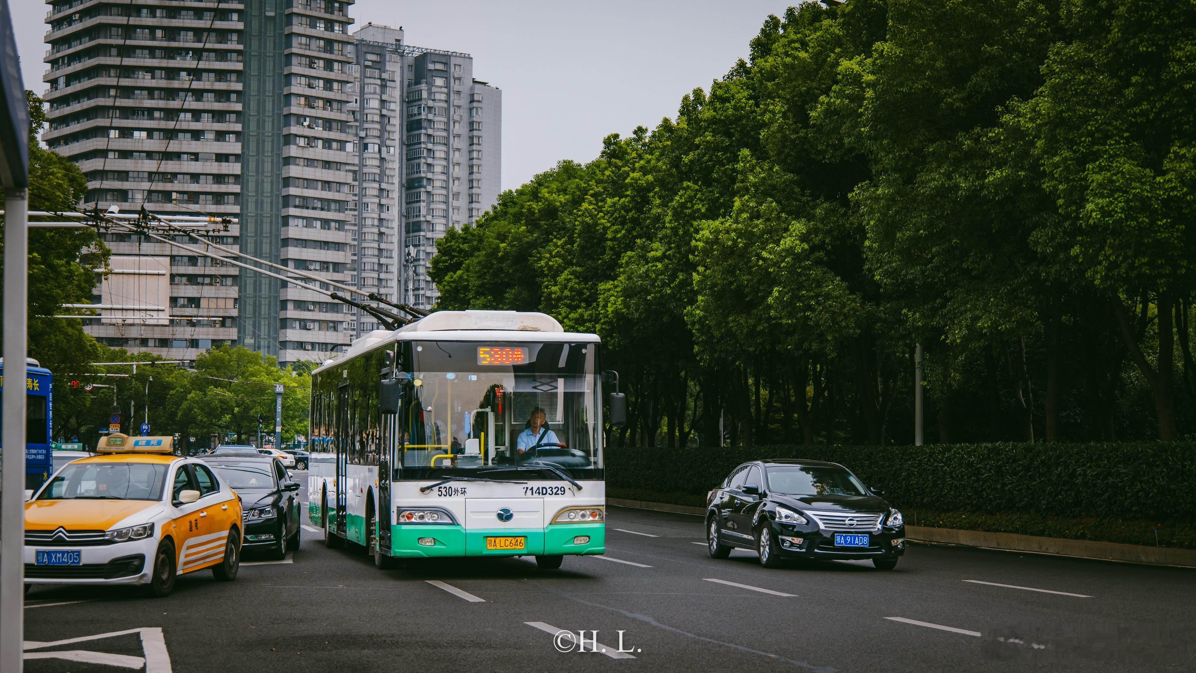 武汉洪山广场，由于无轨电车线布线落后于道路规划，导致直行的无轨线网反而位于右转车