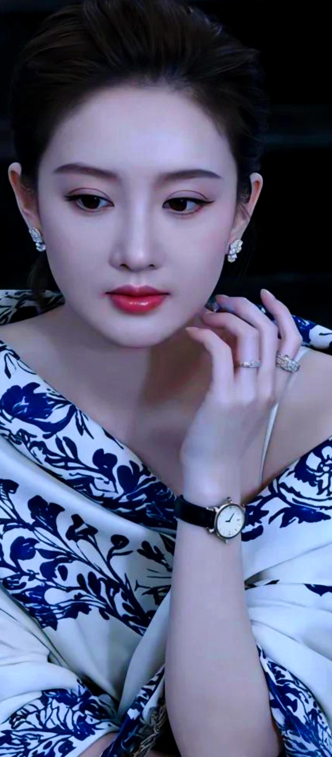 月色如水，美人如画。