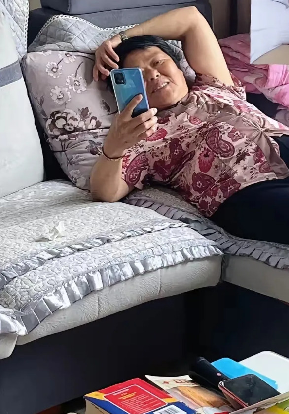 我真是越来越看不惯我婆婆了，今年才60岁，年龄又不是很大，每天就是上个班，回家就