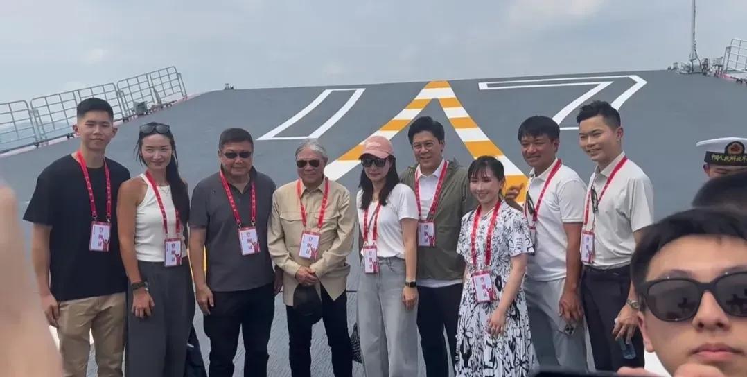 霍家绝对是香港名门的荣耀！一家人爱国爱港，行事低调，霍家三人7月6日参观山东舰
