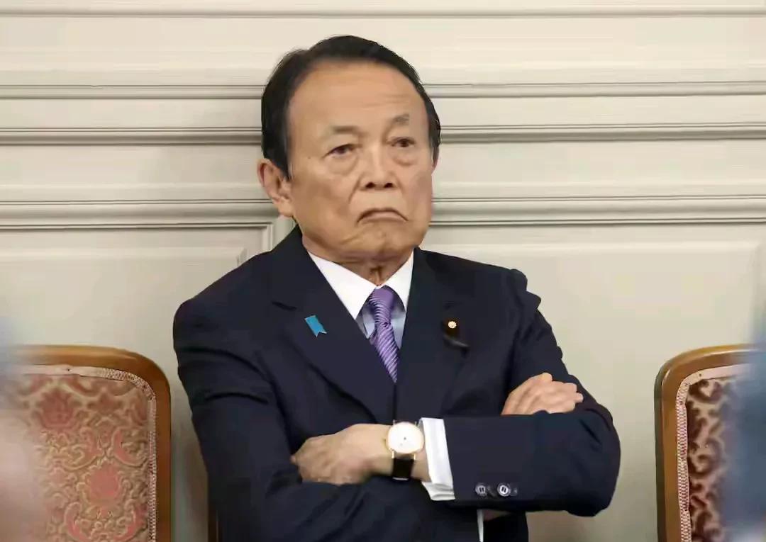 有人是“五十步笑百步”，而麻生太郎是百步笑五十步，当年麻生太郎任首相期间是失去了