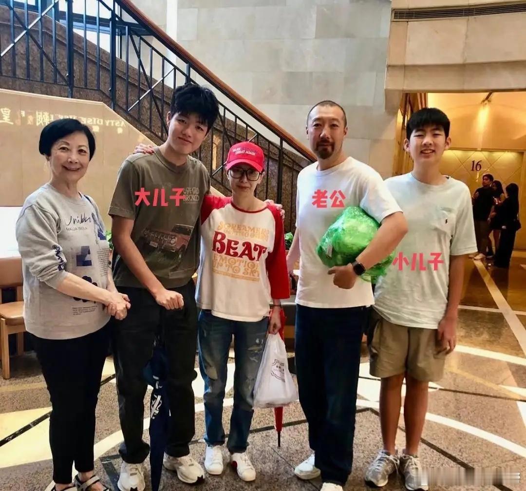 陈慧琳的老公带两个儿子到亲友家拜年，俩儿子已经长得身材高大，，皮肤较白，可惜小儿