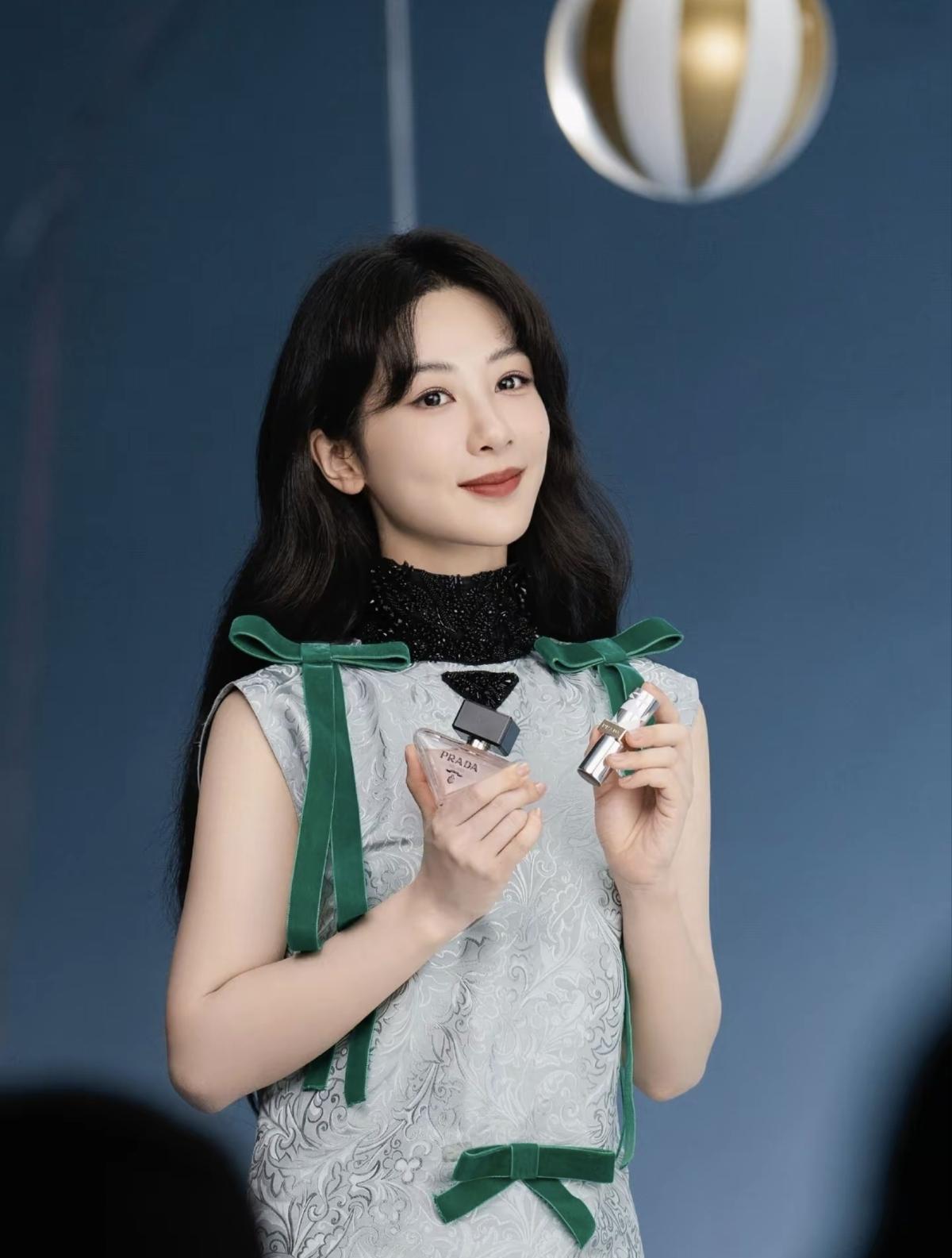 杨紫的Prada活动造型，像从油画里走出来的温柔大小姐[赞]谁能拒绝杨紫这种优雅