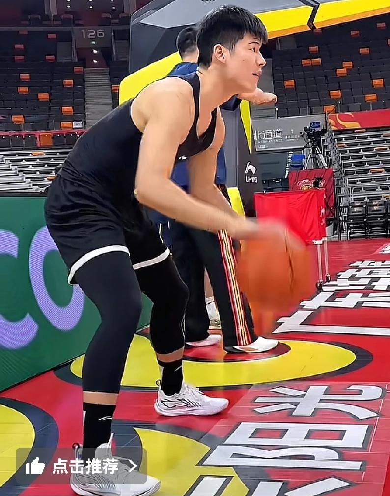 宏远赛前太轻松：陈家政杂耍运球，胡明轩逗朱芳雨儿子玩，张皓嘉取代队长胡明轩的