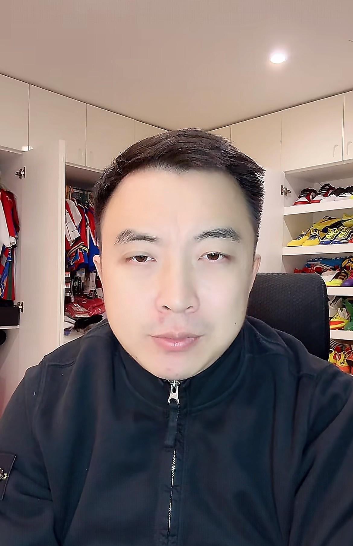 解说员袁甲对中超铜哨给了傅明感到很震惊，因为傅明一个赛季压根就没吹几场比赛，他现