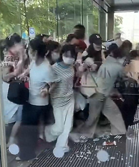 为了见到张凌赫这些女孩子太疯狂了。今天南宁万象城张凌赫要出席品牌见面会，大