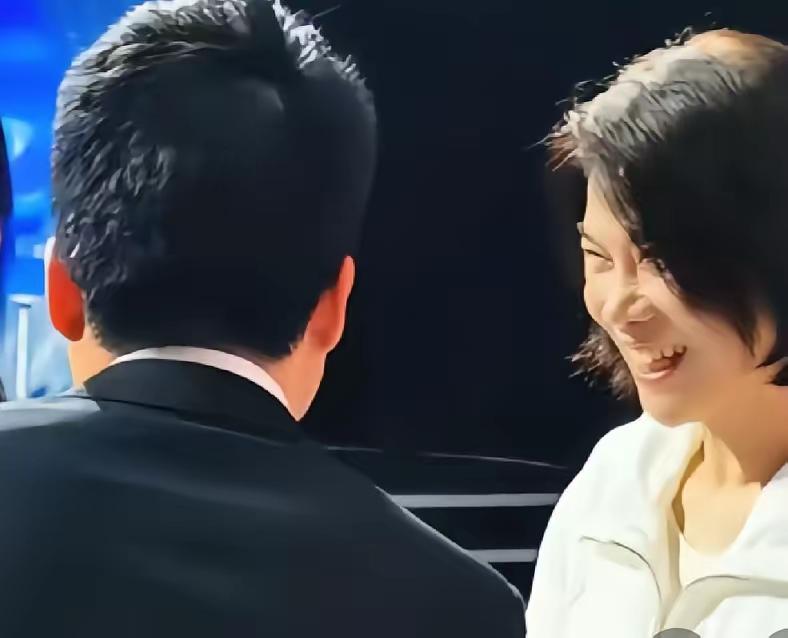 董董相遇，老董是真的开心，看得出来，董明珠对董宇辉是真心喜欢不是假笑，不是客