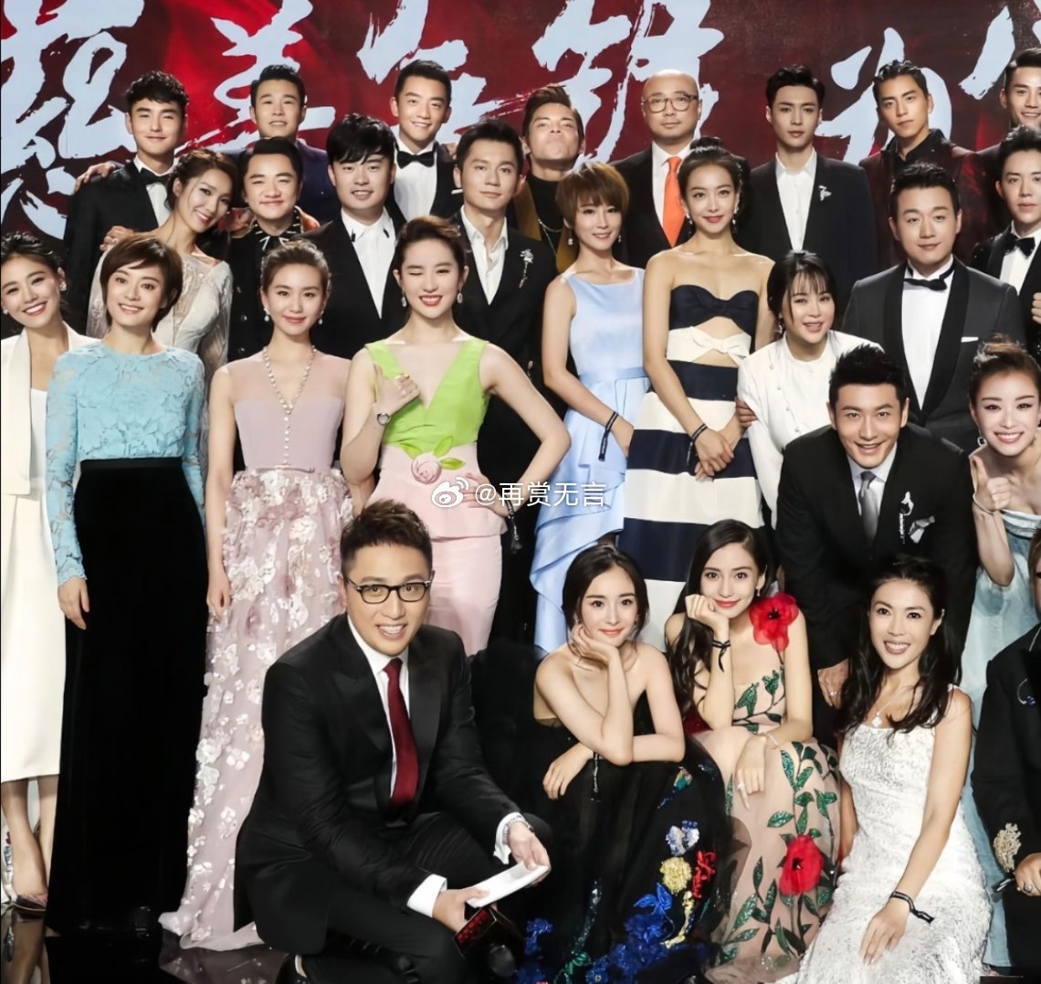 倪妮虽然不在C位，但依旧能艳压群芳。