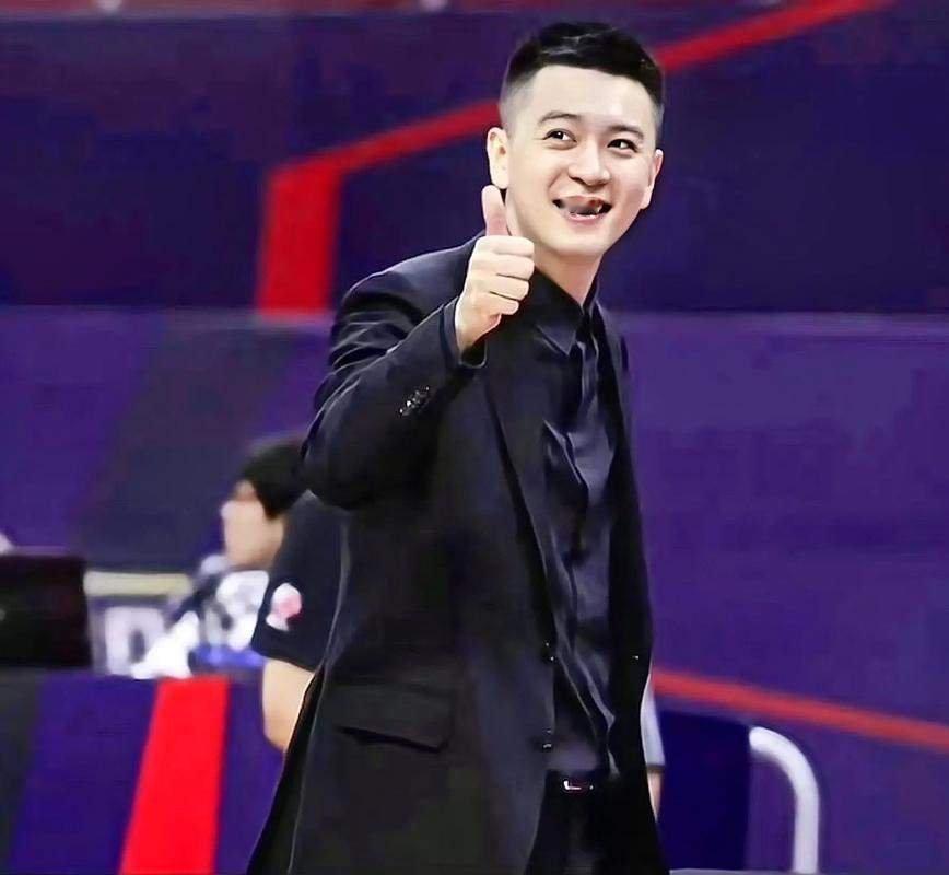 上海男篮这是想把辽篮冠军班底都弄过去哈。张镇麟福格得到了，又在追求杨指导了。就看