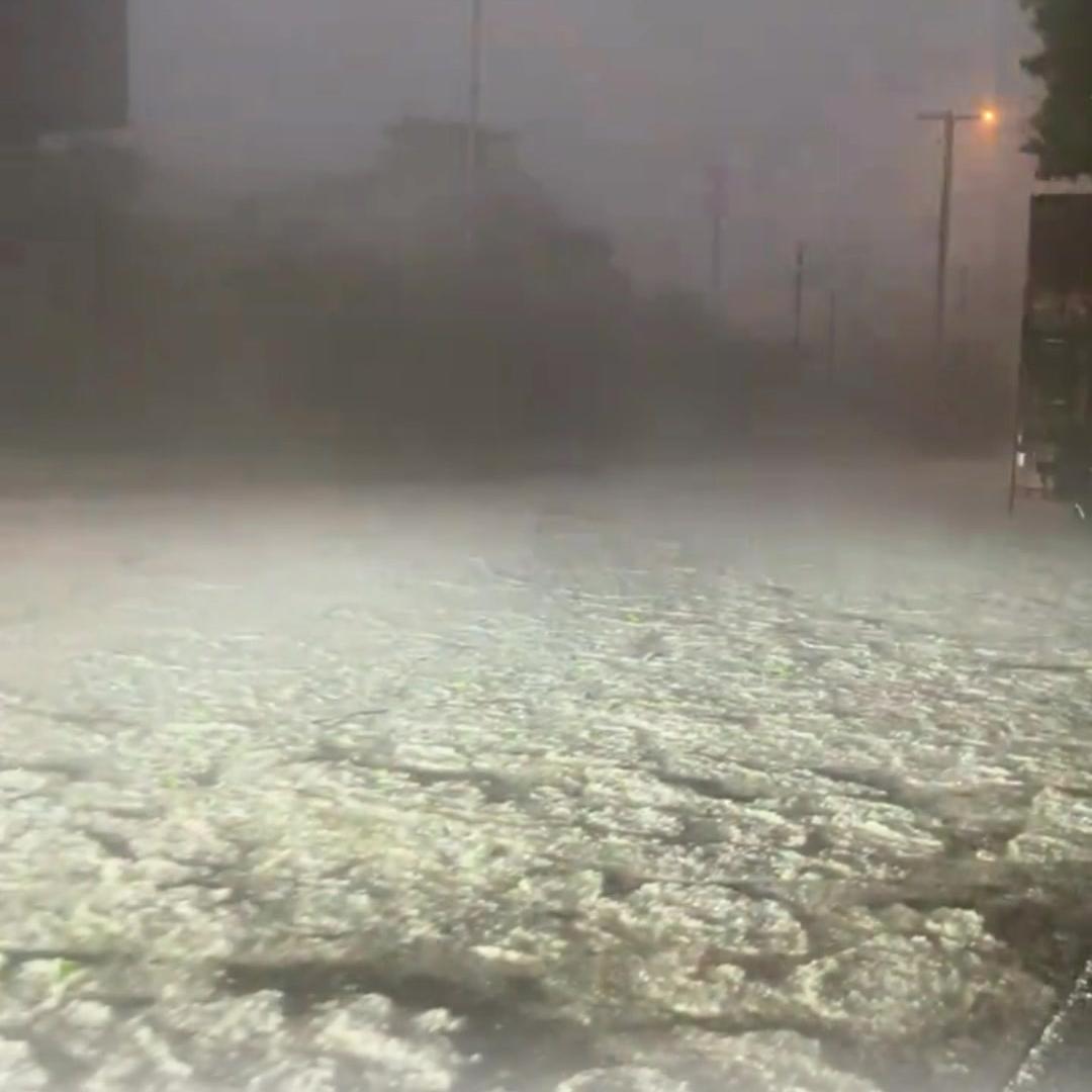 [捂脸哭]贵阳冰雹埋到车门、车轮冻住两小时！昨晚，贵阳突遭强对流，雷暴+冰雹