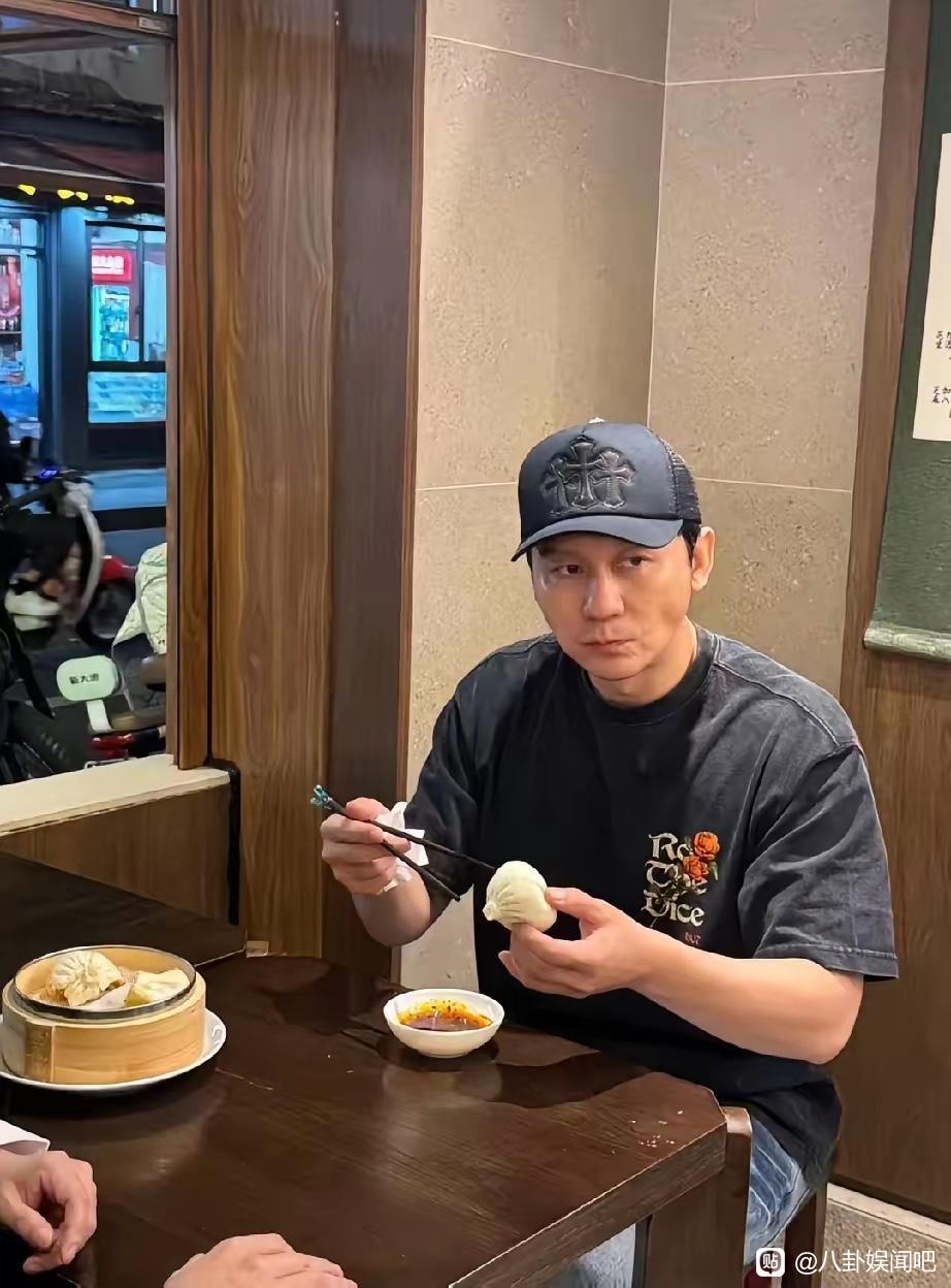 47岁李晨在上海吃包子被偶遇，私下不化妆的他真的是没有眉毛也许是年纪大了的原因，