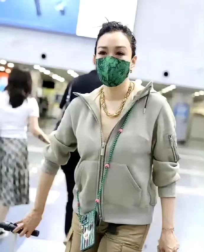 网友在机场偶遇钟丽缇，其出众气质立即成为众人瞩目的焦点，仿佛一道清新的风景，自然