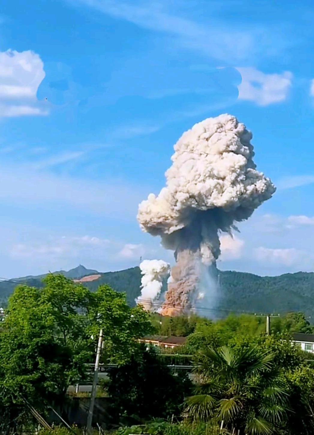 突发！湖南浏阳一烟花厂发生爆炸5月4日下午，浏阳市官渡镇华盛烟花厂发生了一起严