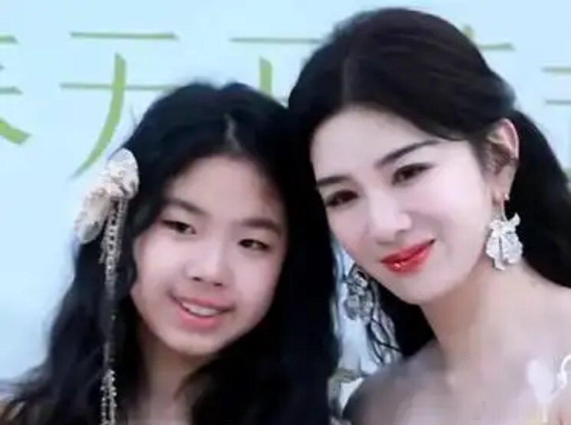 你都能当艺人为啥我就不行，颜值普普通通的黄奕女儿对母亲黄奕说出这句话时我都惊呆了