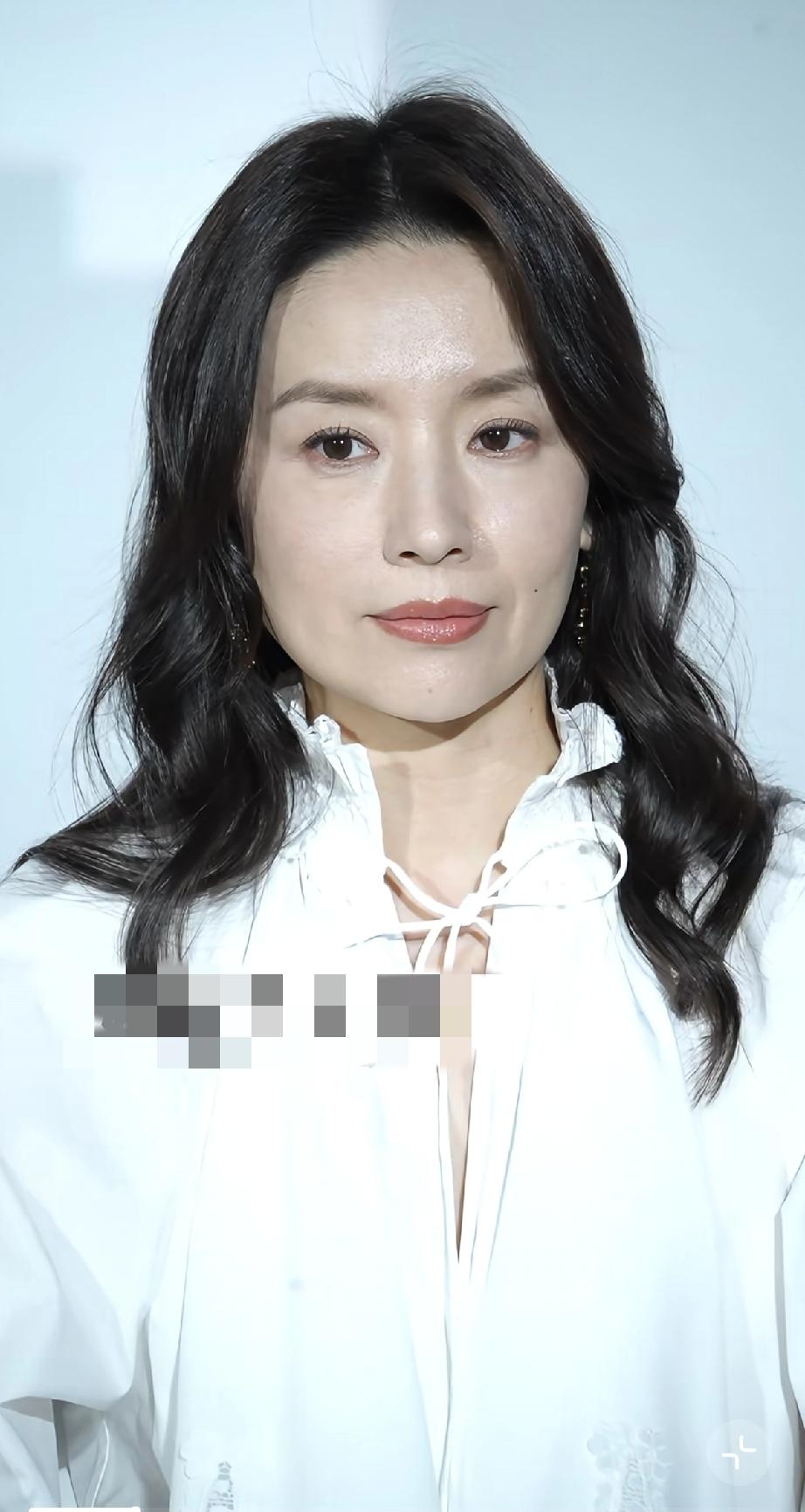 董洁竟然成这样了，老了不少，完全没有少女感了！3月16日，董洁现身参加活动，