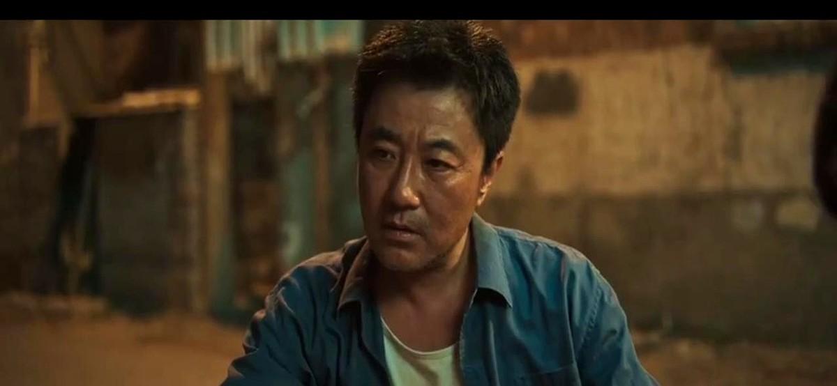 “我杀了人，还分了尸。”冉东东在审讯室一句话，把弹幕直接炸成两派：一边刷“高能”