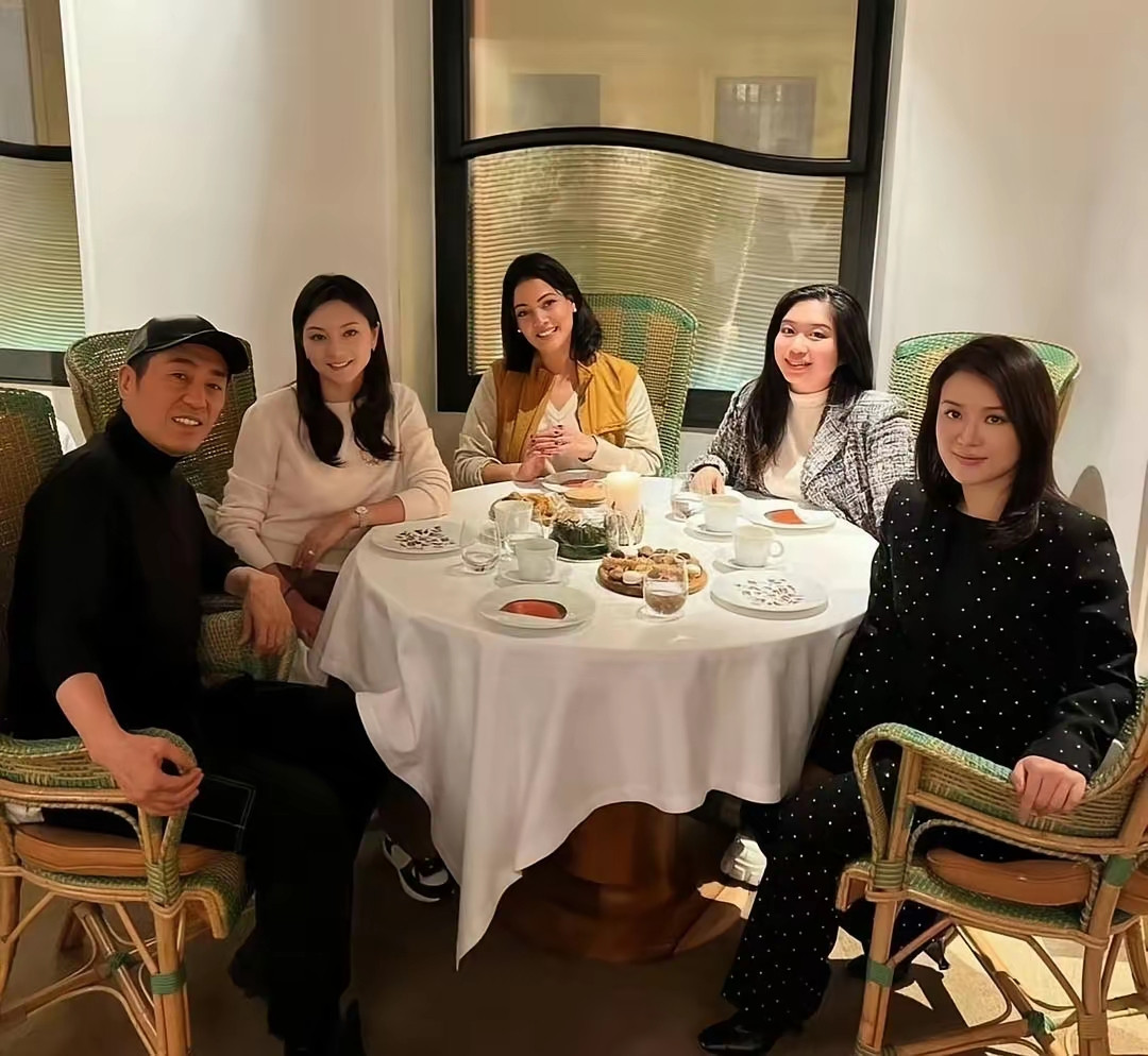 巴黎米其林餐厅小聚，张艺谋陈婷感受法式浪漫晚宴。镜头下，环境装潢典雅高级，张艺谋坐在桌边，着装低调朴