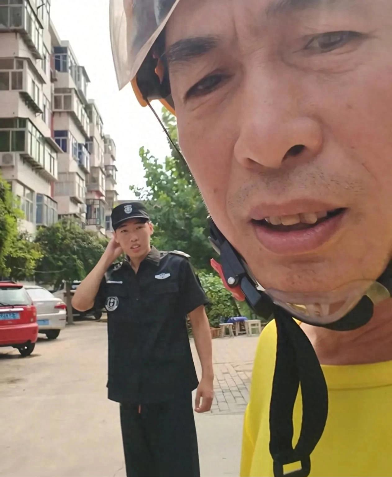 太可乐了！上大学的儿子暑期打短工当小区保安，外卖员父亲正好要进这个小区送外卖，儿