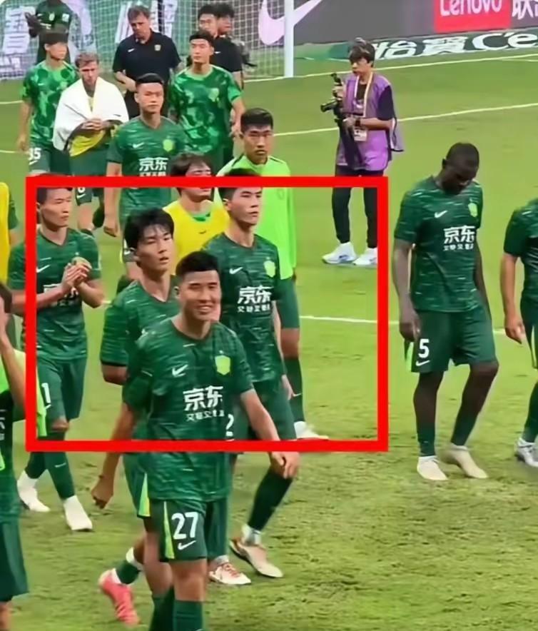 国安不敌海港赛后谢场，王刚满脸笑意被批，球迷怒斥不知羞耻！本轮国安主场迎战上海