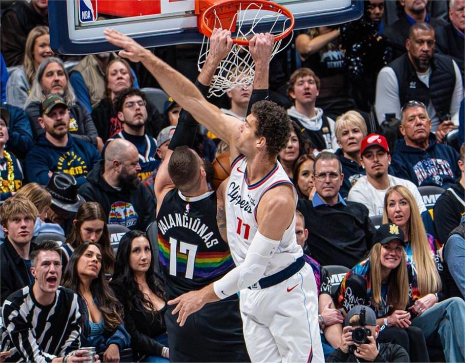 离谱，今天和一位老裁判吃饭，他私下告诉我，有些比赛，哨子响的时机比战术板还精准。