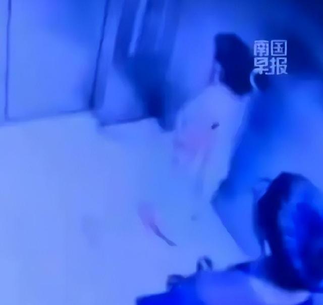 湖南邵阳，4岁女孩独自坐电梯回家，身后14岁男孩见旁边没人，扑上去就勒住女孩的脖