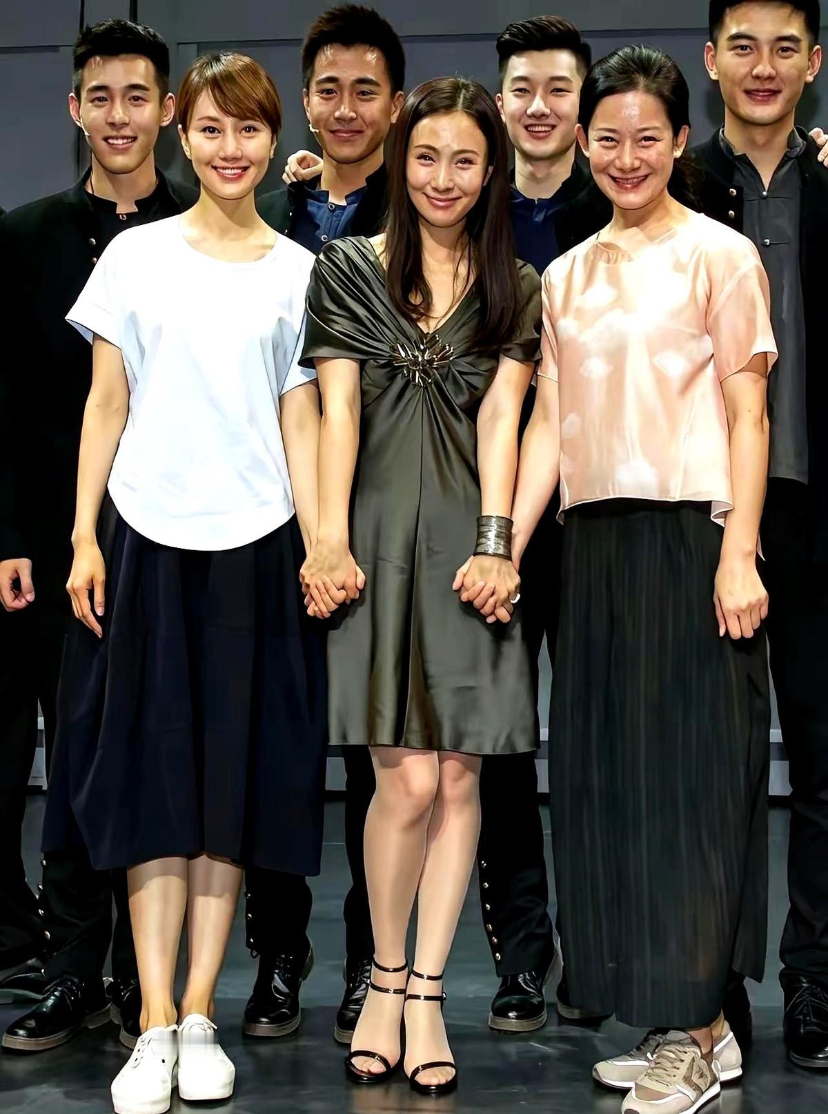 中戏96级三个女人往镜头前一站，谁该站C位，瞬间炸开了锅。陶虹裹着深绿缎面长裙，嘴角一弯还是当年的小