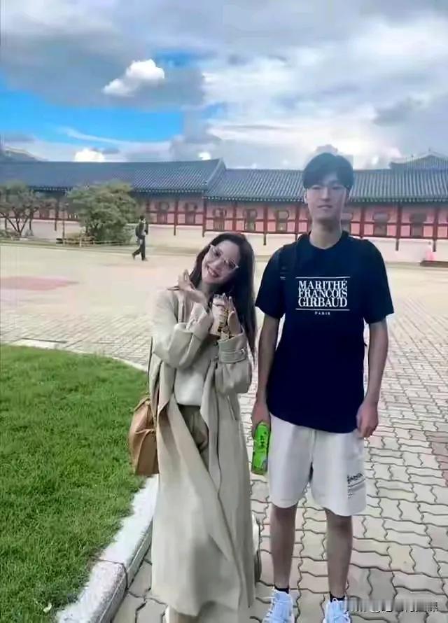 马景涛小儿子越来越高了，他前妻也越来越小女人，有点逆生长的既视感[呲牙笑]