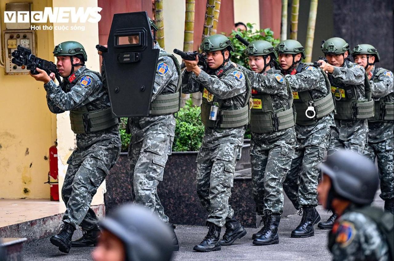 发现越南近期公布的特警装束，这装备确实是越来越好了，枪的战术附件挂的满满的，
