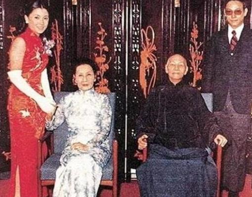 1975年，蒋介石在台北去世，说来也巧，蒋去世的那天正好是清明节，早上的时候都还