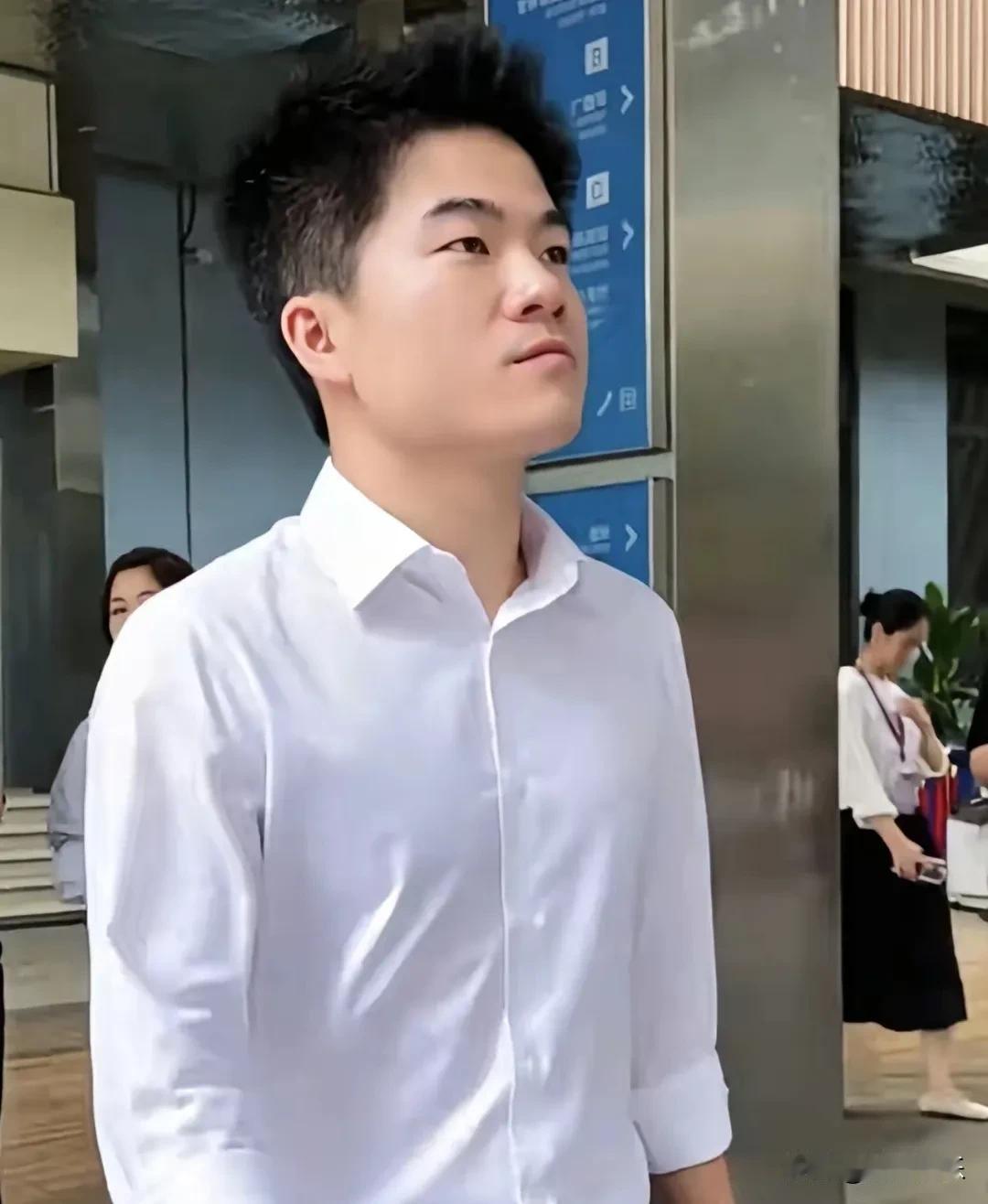 官媒发声力挺董宇辉！近日，董宇辉携“与辉同行”团队走进四川凉山州会理市，开