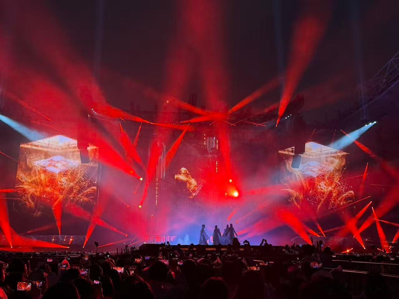 陈楚生内娱顶级舞美陈楚生舞台是变形金刚变的吗陈楚生舞台也太会了吧，荒芜之境直接搞