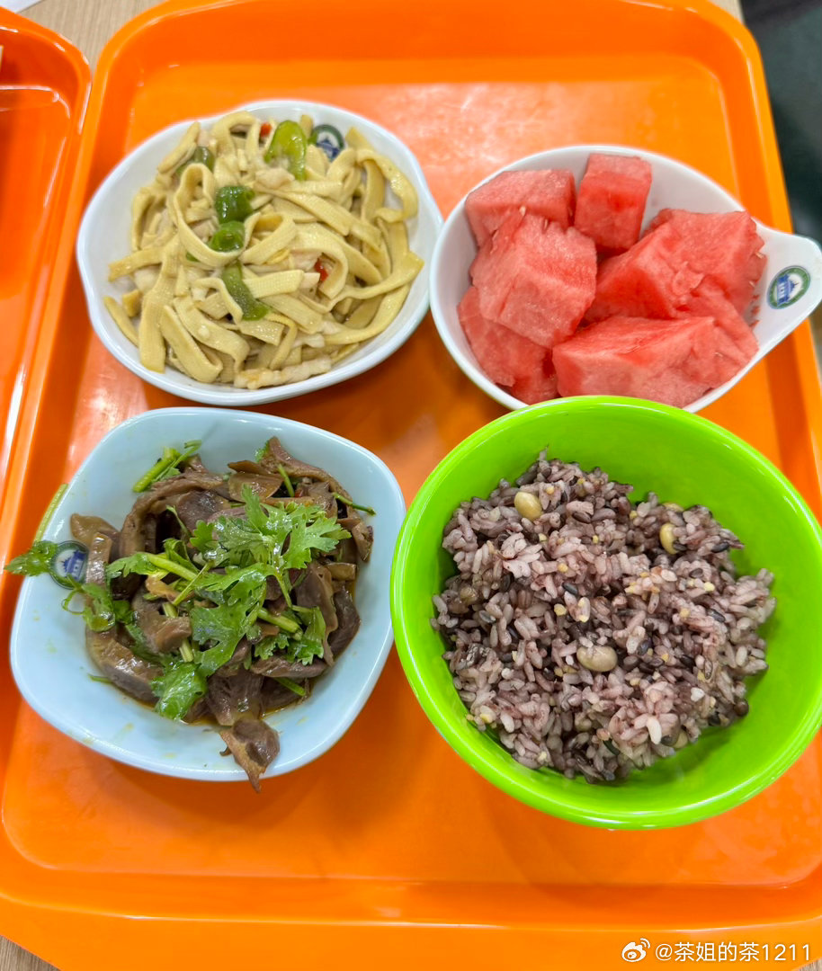 三人午餐50元还是医学部这儿舒服多了，人少。​​​