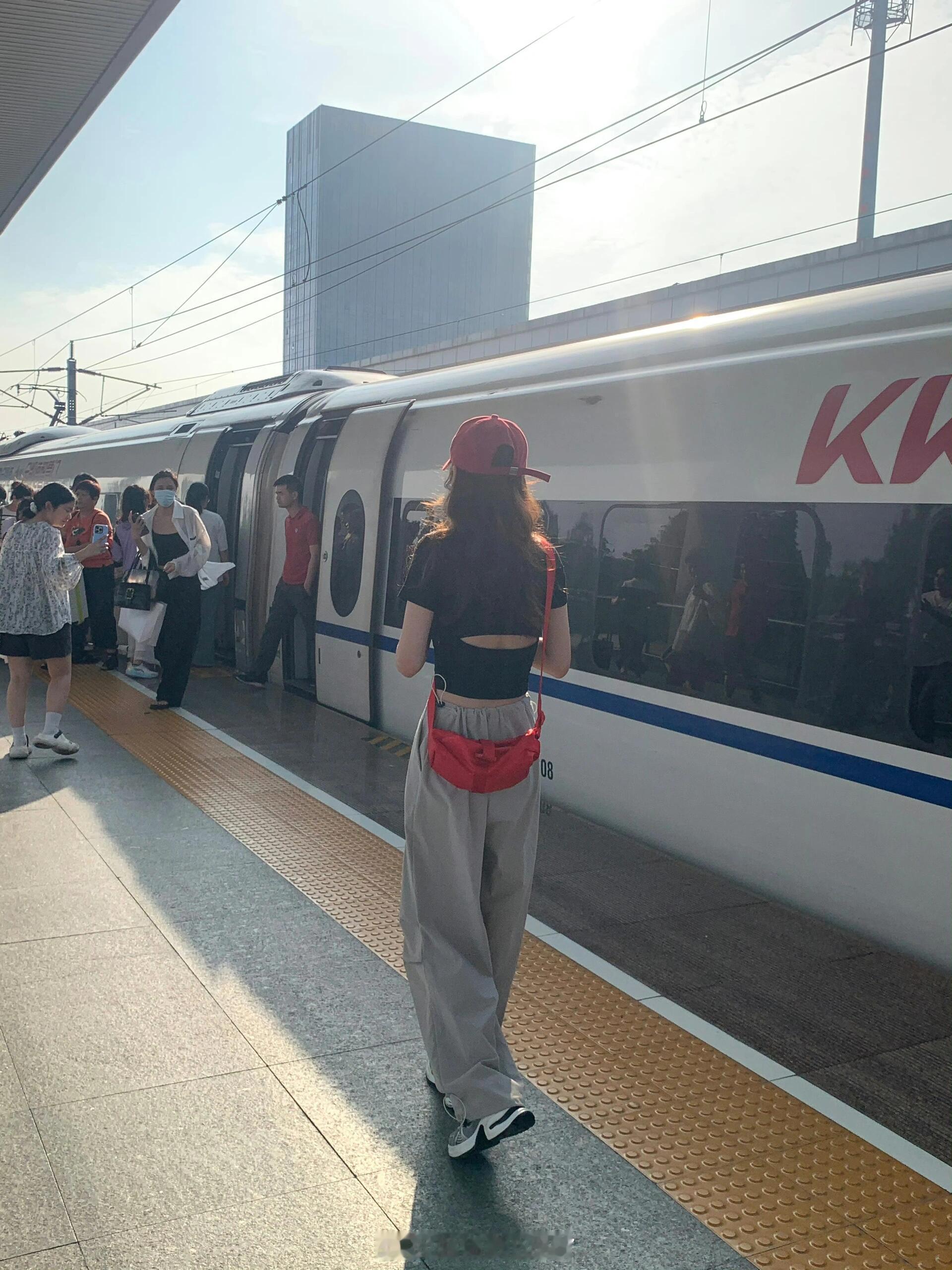 瞬间对工装裤失去兴趣。。。高铁站看到的，想要如图的那种感觉有没有懂我的家人就想