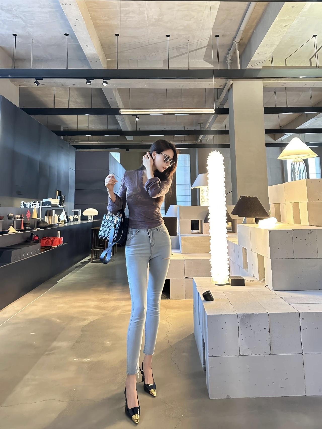 女生怎么穿紧身裤才好看