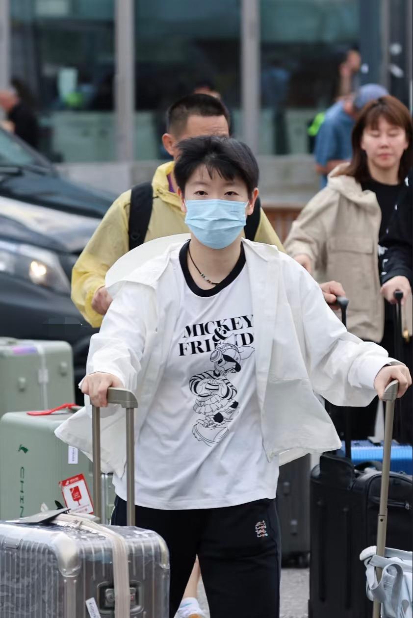 国乒安全到达瑞典马尔默——孙颖莎疲惫中带着坚定8月15日凌晨三点多，国乒到达