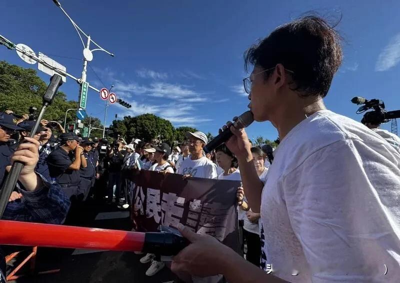 爆发冲突：民众党游行被拦阻！黄国昌带头抗议，呛警察可耻前民众党主席柯文哲被