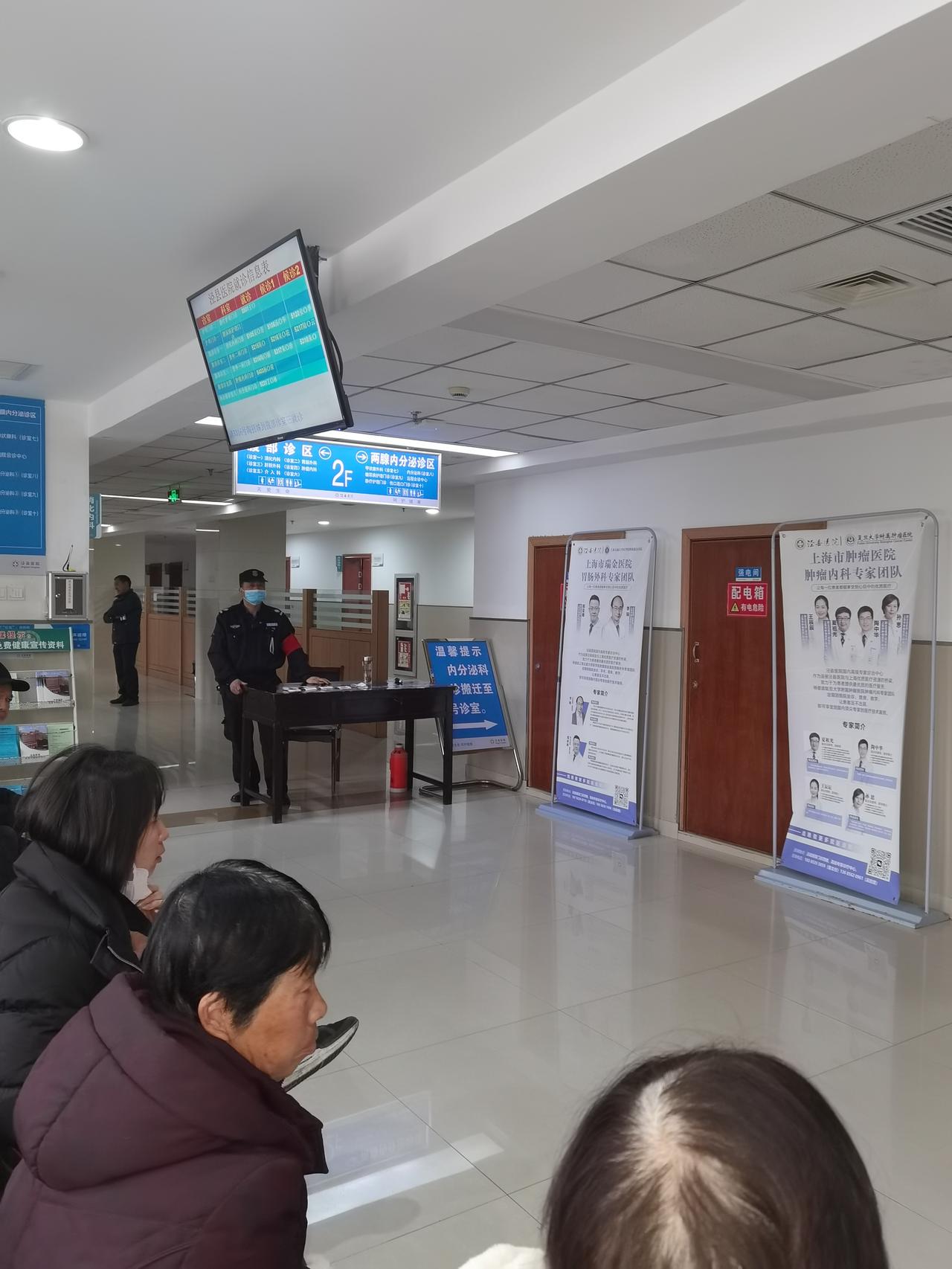 现在医院的医生看病不再过度医疗了。昨天上午，我刮黄花鱼鳞时，鱼背部的鱼鳍刺中了我