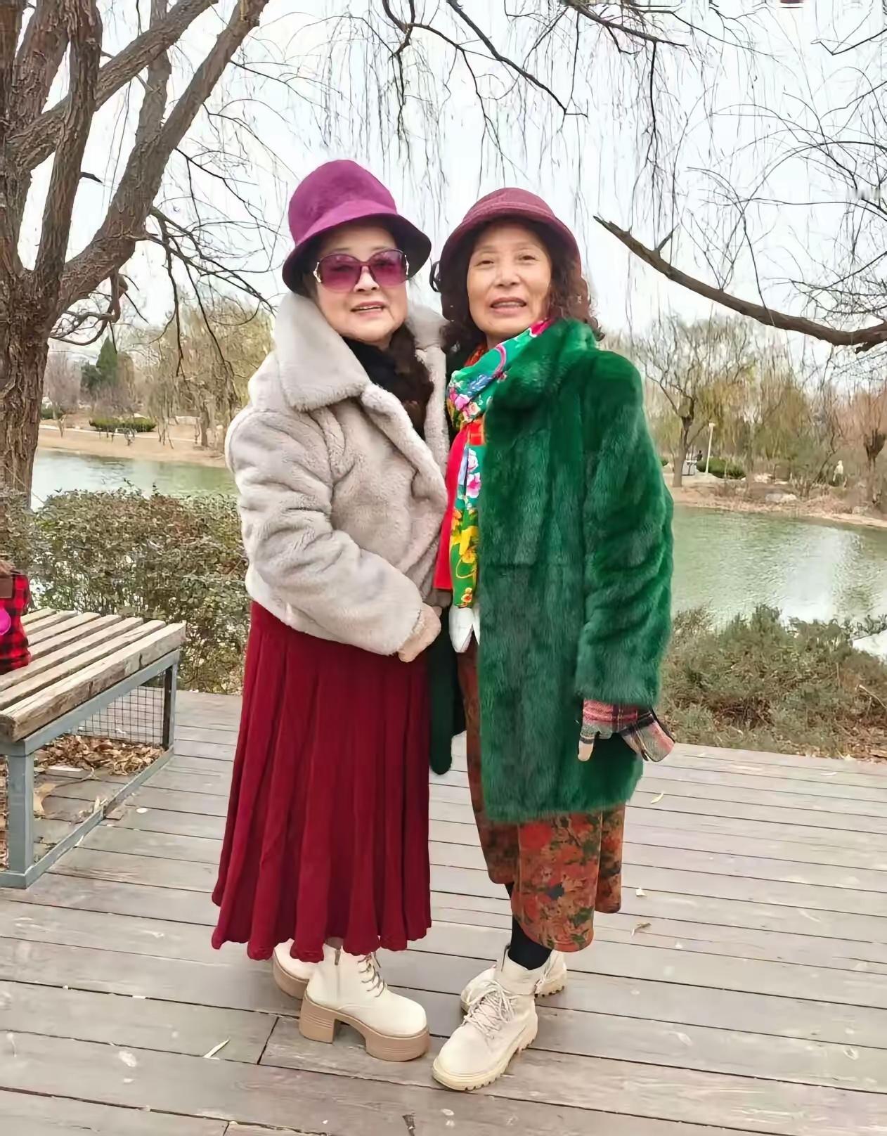 哈哈，看这几位大妈的一身行头可不便宜，想来家里有矿吧！在公园里，偶遇这几位富婆