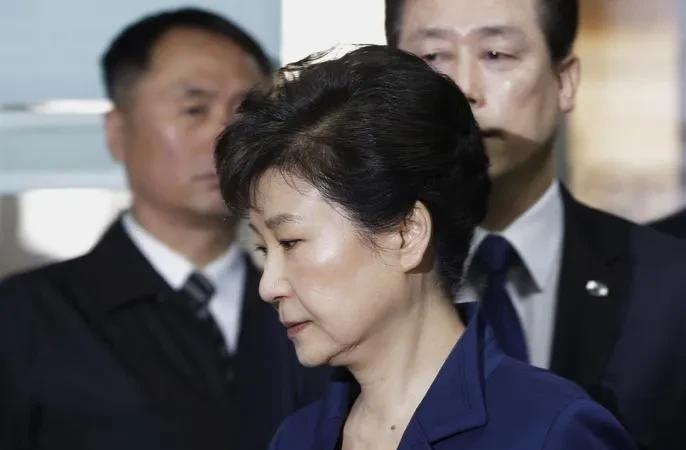 朴槿惠可能悔得肠子都青了，看到尹锡悦被拘留她估计要被吓坏了。当年文在寅发起了对她