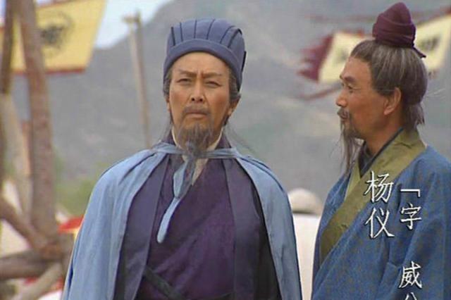 公元235年，长史杨仪因不满蒋琬的职位高于自己，在后军师费祎面前抱怨道：诸葛丞相